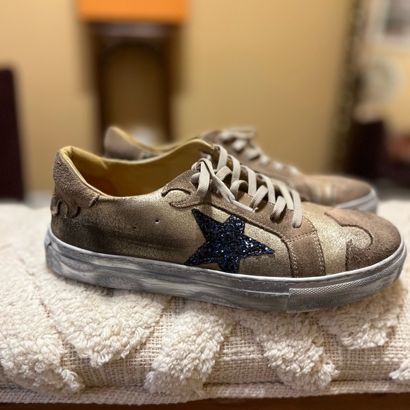 dingo Shoes - Dingo Womens Playdate Metallic Sneakers - Size 8.5 (Never Worn)